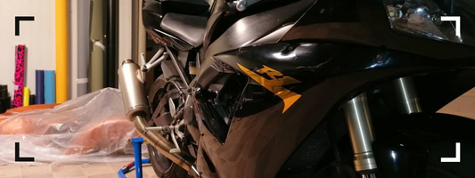 Motor wrappen | Voor en Na Yamaha R1 Glans Zwart w/ Gouden accenten | Motor customizen